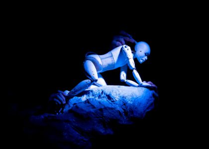 Spectacolul „Dincolo de maci” ajunge la Suceava - 8 octombrie, ora 19:00, la Teatrul Municipal „Matei Vișniec” Suceava