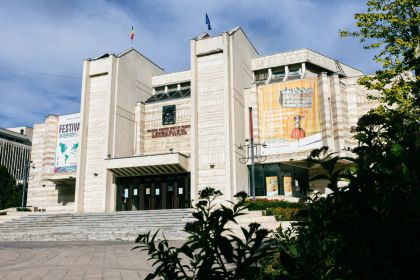 Regizorul Andrei Măjeri invită publicul ieșean la spectacolul „Pădurea asumaților”