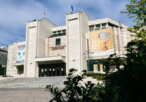 Regizorul Andrei Măjeri invită publicul ieșean la spectacolul „Pădurea asumaților”