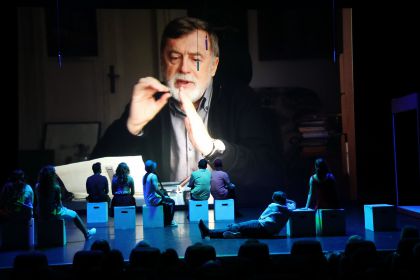 Premiera spectacolului ”Cabaretul Cuvintelor”. Alina Mihăescu: Este pentru prima dată cînd Matei Vișniec montează un spectacol în România. Și-a dorit să marcheze 10 ani de teatru la Suceava și a reușit cu mari emoții și cu mare succes