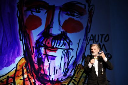 „PIM – 80”: Un regal al artelor la Suceava. O retrospectivă-spectacol între desen, muzică clasică și teatrul de ieri și de azi