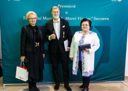 „PIM – 80”: Un regal al artelor la Suceava. O retrospectivă-spectacol între desen, muzică clasică și teatrul de ieri și de azi