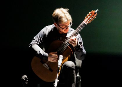 „PIM – 80”: Un regal al artelor la Suceava. O retrospectivă-spectacol între desen, muzică clasică și teatrul de ieri și de azi