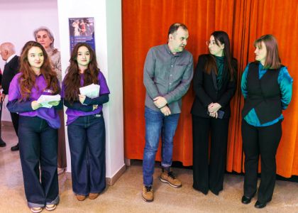 „PIM – 80”: Un regal al artelor la Suceava. O retrospectivă-spectacol între desen, muzică clasică și teatrul de ieri și de azi