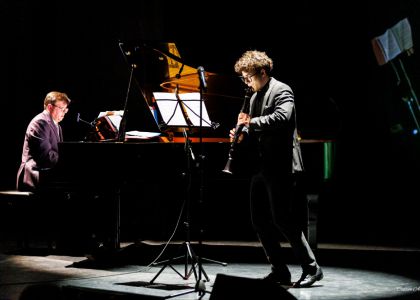 „PIM – 80”: Un regal al artelor la Suceava. O retrospectivă-spectacol între desen, muzică clasică și teatrul de ieri și de azi