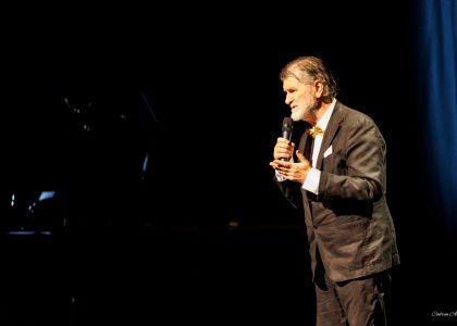 „PIM – 80”: Un regal al artelor la Suceava. O retrospectivă-spectacol între desen, muzică clasică și teatrul de ieri și de azi