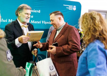 „PIM – 80”: Un regal al artelor la Suceava. O retrospectivă-spectacol între desen, muzică clasică și teatrul de ieri și de azi