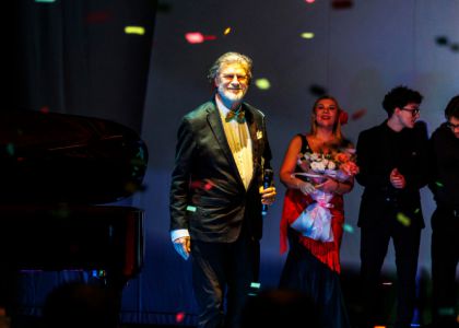 „PIM – 80”: Un regal al artelor la Suceava. O retrospectivă-spectacol între desen, muzică clasică și teatrul de ieri și de azi