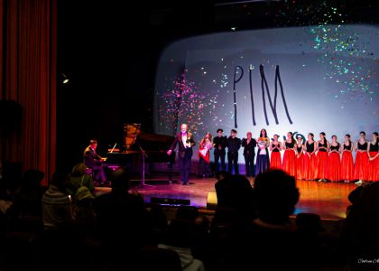 „PIM – 80”: Un regal al artelor la Suceava. O retrospectivă-spectacol între desen, muzică clasică și teatrul de ieri și de azi