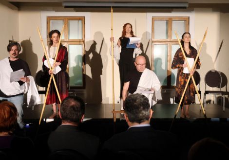 Lectura unui fragment din comedia „Lysistrata” de Aristofan la Muzeul Național al Bucovinei