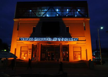 Teatrul „Matei Vișniec” Suceava, iluminat în portocaliu, pentru a marca Ziua Mondială de Luptă împotriva Cancerului