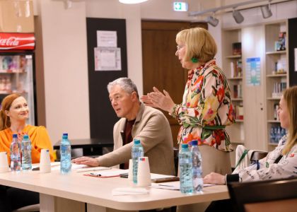 Teatrul ca Laborator de Creație: Dialog între Scenă și Universitate