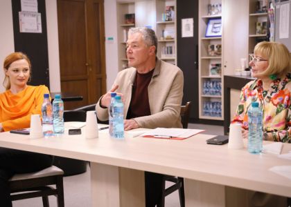 Teatrul ca Laborator de Creație: Dialog între Scenă și Universitate