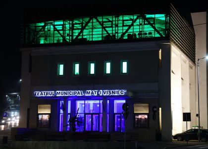Teatrul Municipal „Matei Vișniec” Suceava, iluminat în albastru, cu prilejul Zilei Internaționale de Conștientizare a Autismului