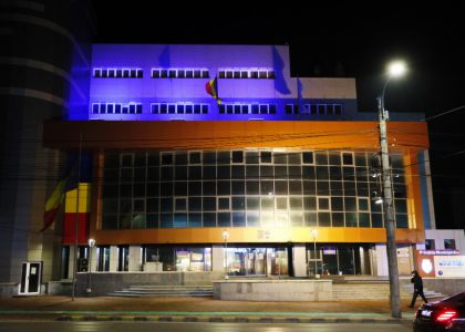 Teatrul Municipal „Matei Vișniec” Suceava, iluminat în albastru, cu prilejul Zilei Internaționale de Conștientizare a Autismului