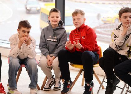 Un copil, o carte, un creion