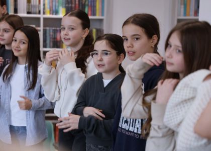 Un copil, o carte, un creion