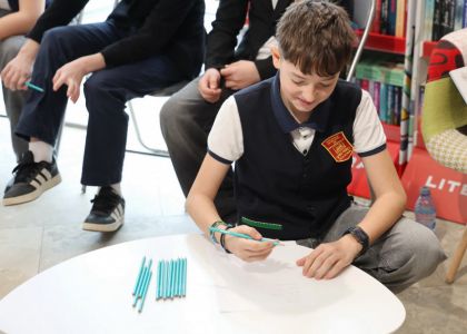 Un copil, o carte, un creion