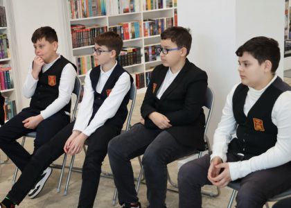 Un copil, o carte, un creion