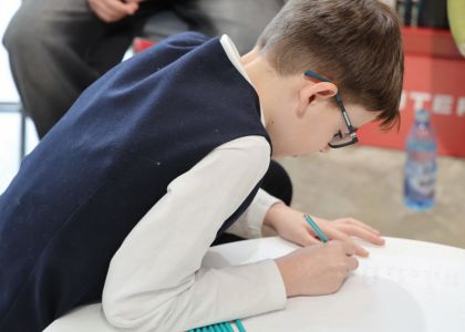 Un copil, o carte, un creion