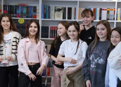 Un copil, o carte, un creion