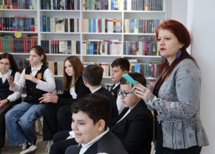 Un copil, o carte, un creion