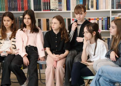 Un copil, o carte, un creion