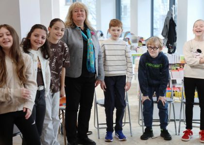 Un copil, o carte, un creion