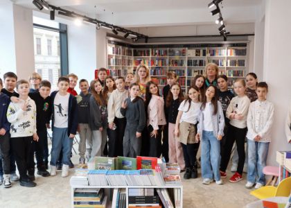 Un copil, o carte, un creion