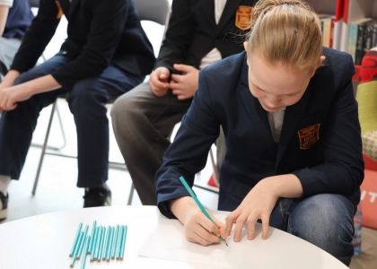 Un copil, o carte, un creion