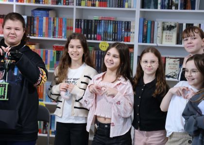 Un copil, o carte, un creion