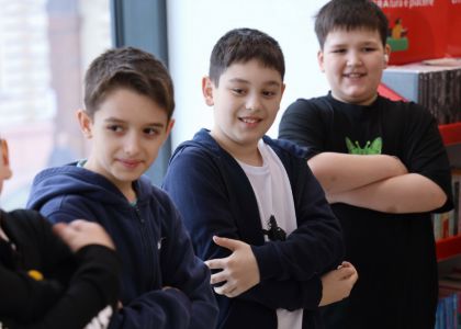 Un copil, o carte, un creion