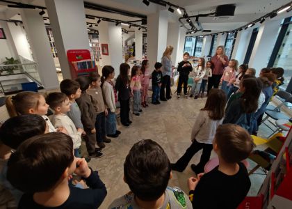 Un copil, o carte, un creion