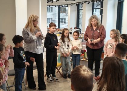 Un copil, o carte, un creion