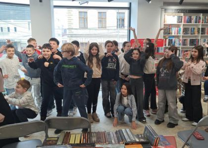 Un copil, o carte, un creion