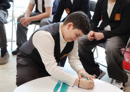 Un copil, o carte, un creion