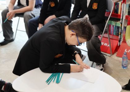 Un copil, o carte, un creion