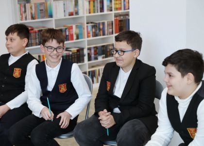 Un copil, o carte, un creion