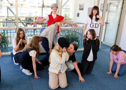 Micul Prinț în Culori: Când Povestea Prinde Viață pe Șevalet