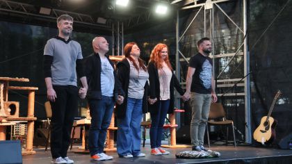 „PiSiCi”-le Teatrului din Suceava au învins ploaia: Public entuziasmat și ropote de aplauze la EduFortress, în parcarea Iulius Mall