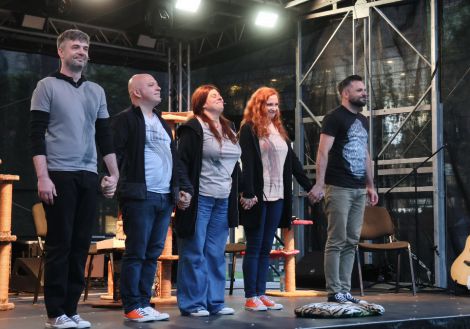 „PiSiCi”-le Teatrului din Suceava au învins ploaia: Public entuziasmat și ropote de aplauze la EduFortress, în parcarea Iulius Mall