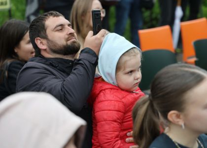 „PiSiCi”-le Teatrului din Suceava au învins ploaia: Public entuziasmat și ropote de aplauze la EduFortress, în parcarea Iulius Mall