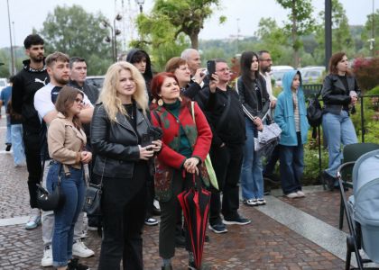 „PiSiCi”-le Teatrului din Suceava au învins ploaia: Public entuziasmat și ropote de aplauze la EduFortress, în parcarea Iulius Mall