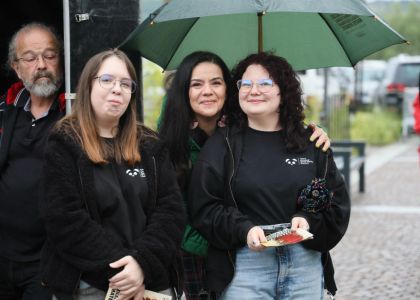 „PiSiCi”-le Teatrului din Suceava au învins ploaia: Public entuziasmat și ropote de aplauze la EduFortress, în parcarea Iulius Mall