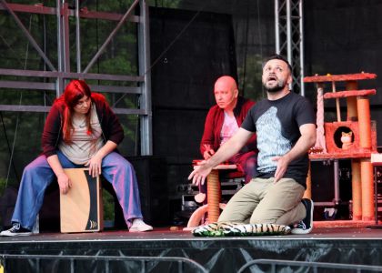„PiSiCi”-le Teatrului din Suceava au învins ploaia: Public entuziasmat și ropote de aplauze la EduFortress, în parcarea Iulius Mall