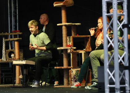 „PiSiCi”-le Teatrului din Suceava au învins ploaia: Public entuziasmat și ropote de aplauze la EduFortress, în parcarea Iulius Mall