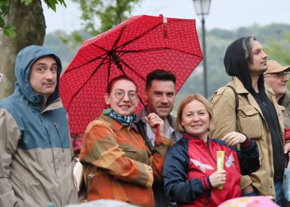 „PiSiCi”-le Teatrului din Suceava au învins ploaia: Public entuziasmat și ropote de aplauze la EduFortress, în parcarea Iulius Mall