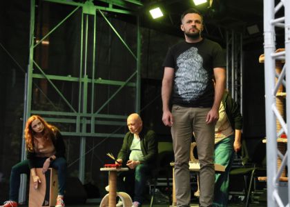 „PiSiCi”-le Teatrului din Suceava au învins ploaia: Public entuziasmat și ropote de aplauze la EduFortress, în parcarea Iulius Mall