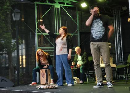 „PiSiCi”-le Teatrului din Suceava au învins ploaia: Public entuziasmat și ropote de aplauze la EduFortress, în parcarea Iulius Mall