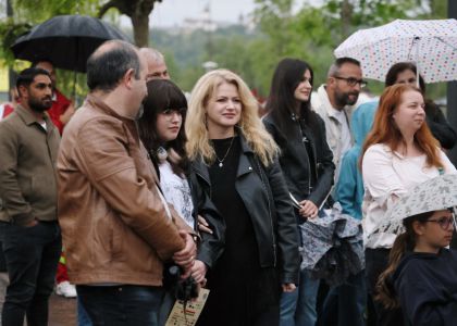 „PiSiCi”-le Teatrului din Suceava au învins ploaia: Public entuziasmat și ropote de aplauze la EduFortress, în parcarea Iulius Mall